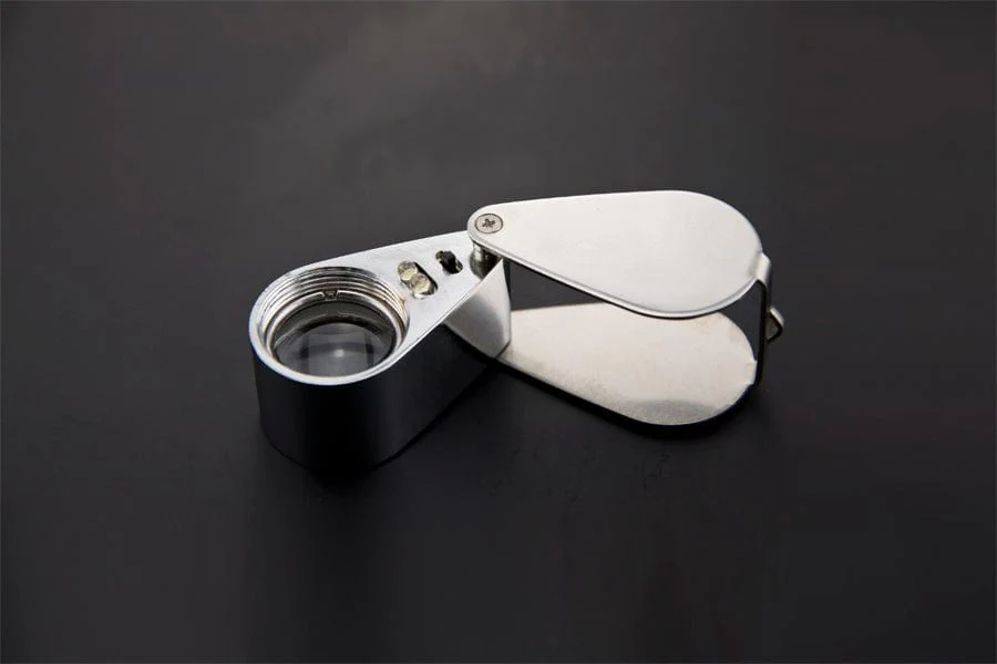 Mini Illuminated Loupe 30X / Magnifier with LED Lights - Image 2