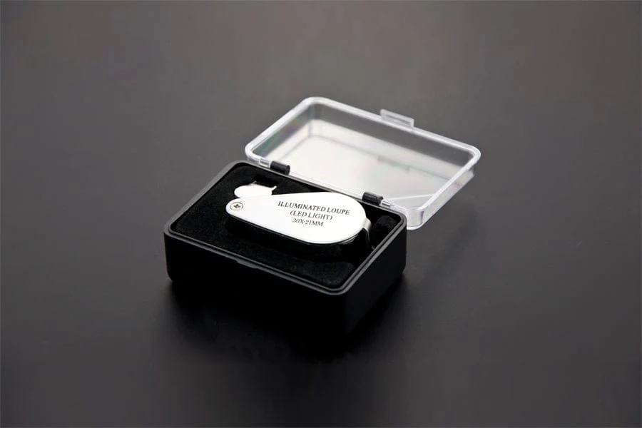 Mini Illuminated Loupe 30X / Magnifier with LED Lights - Image 3