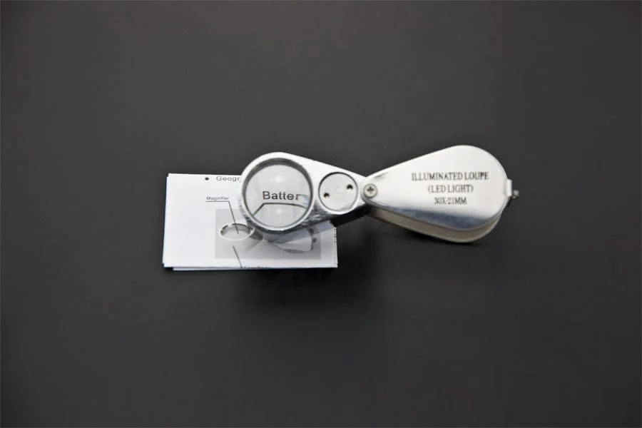 Mini Illuminated Loupe 30X / Magnifier with LED Lights - Image 4